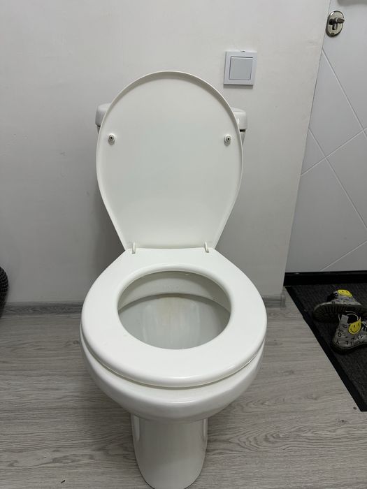 Унитаз сотилади.