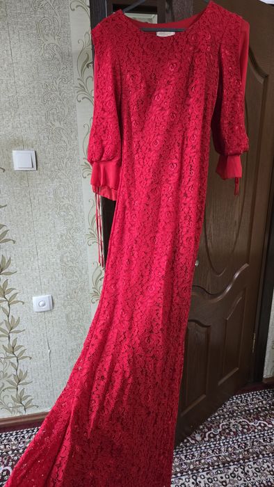 Вечернее платье алого цвета с гипюром