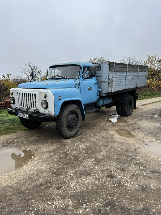 Газ 53 бордови.