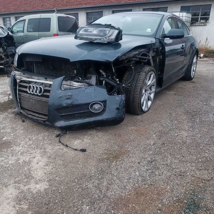 Audi A5 3.0  tdi 4x4 бракувана на части може и цяла