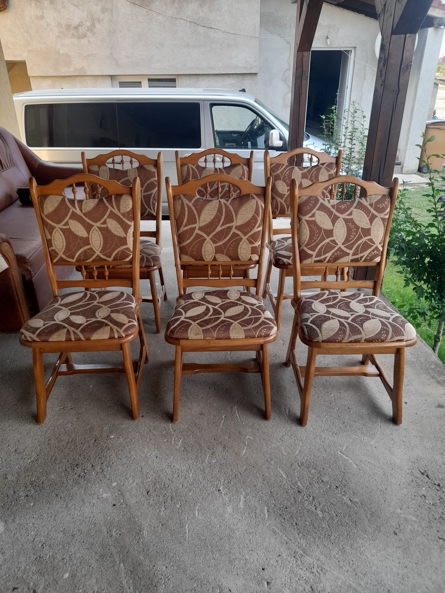 Vând 6 bucati scaune de lemn masiv