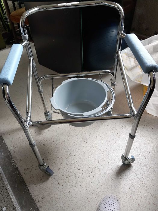 Продавам инвалиден стол тоалетна на колела и лесно превосим сгъваем