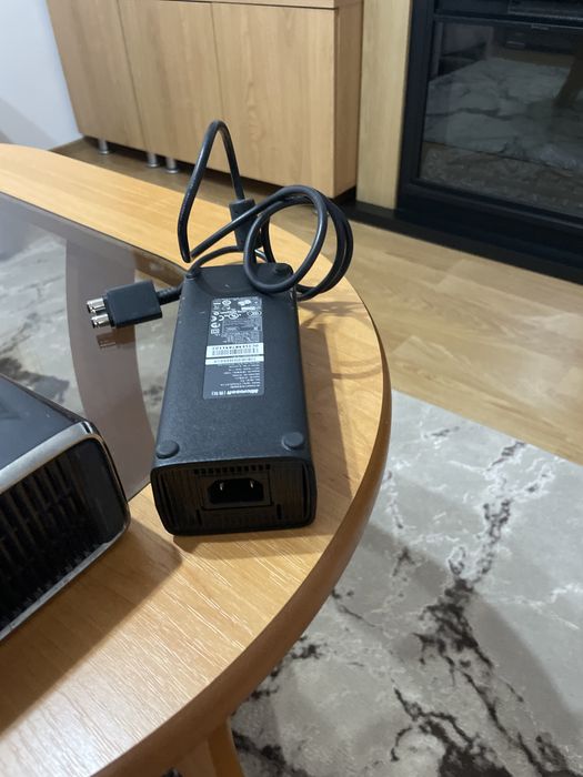 Vând XBOX 360 cu jocuri și manetă