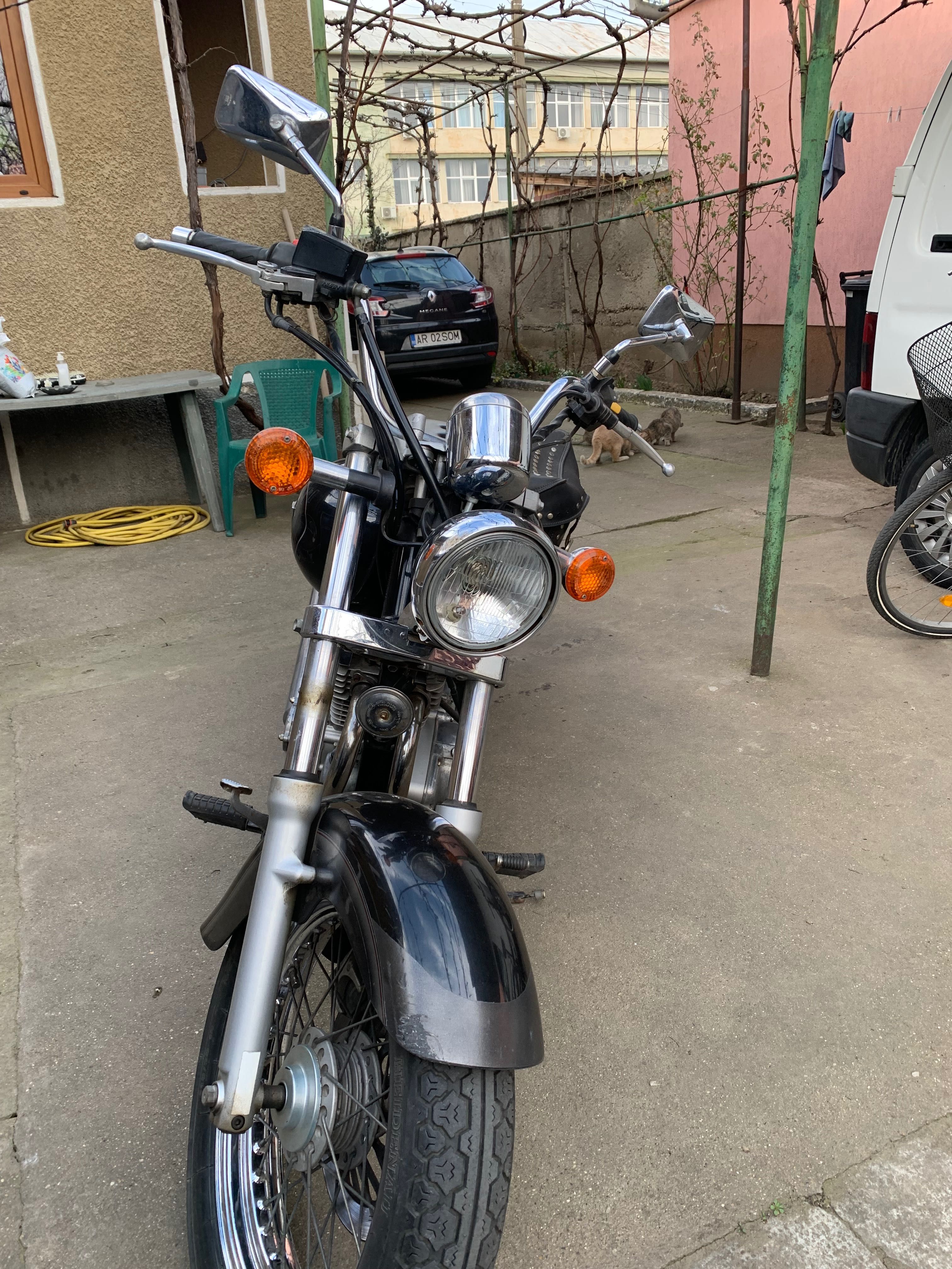 Vând motocicletă Suzuki
