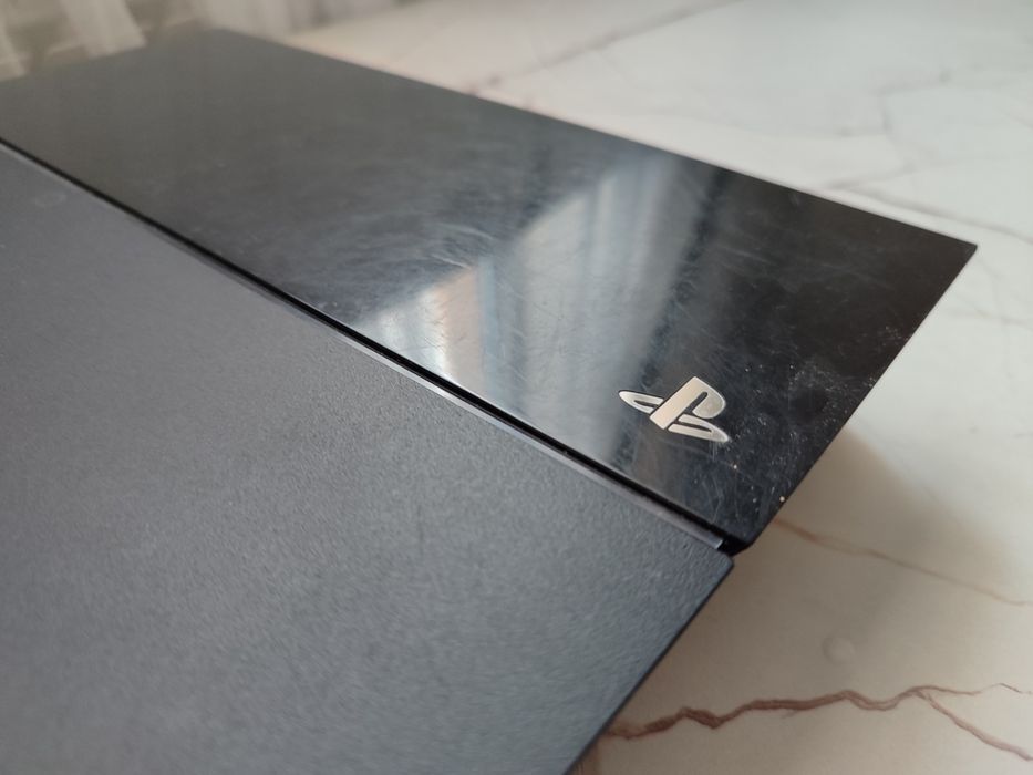 Плеистеишн 4,использованный,работает .