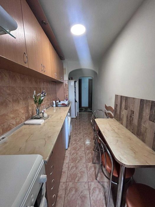 Apartament de 3 camere, decomandat, zona Baza Sportiva "LA TERENURI"