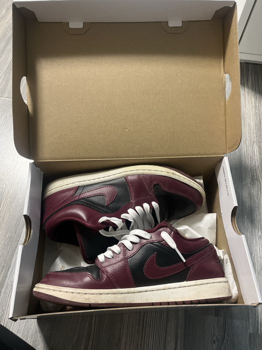 Обувки Jordan 1 бели с червено