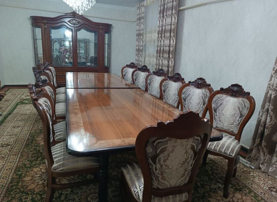 Большой стол и 12 стульев - китайская мебель.