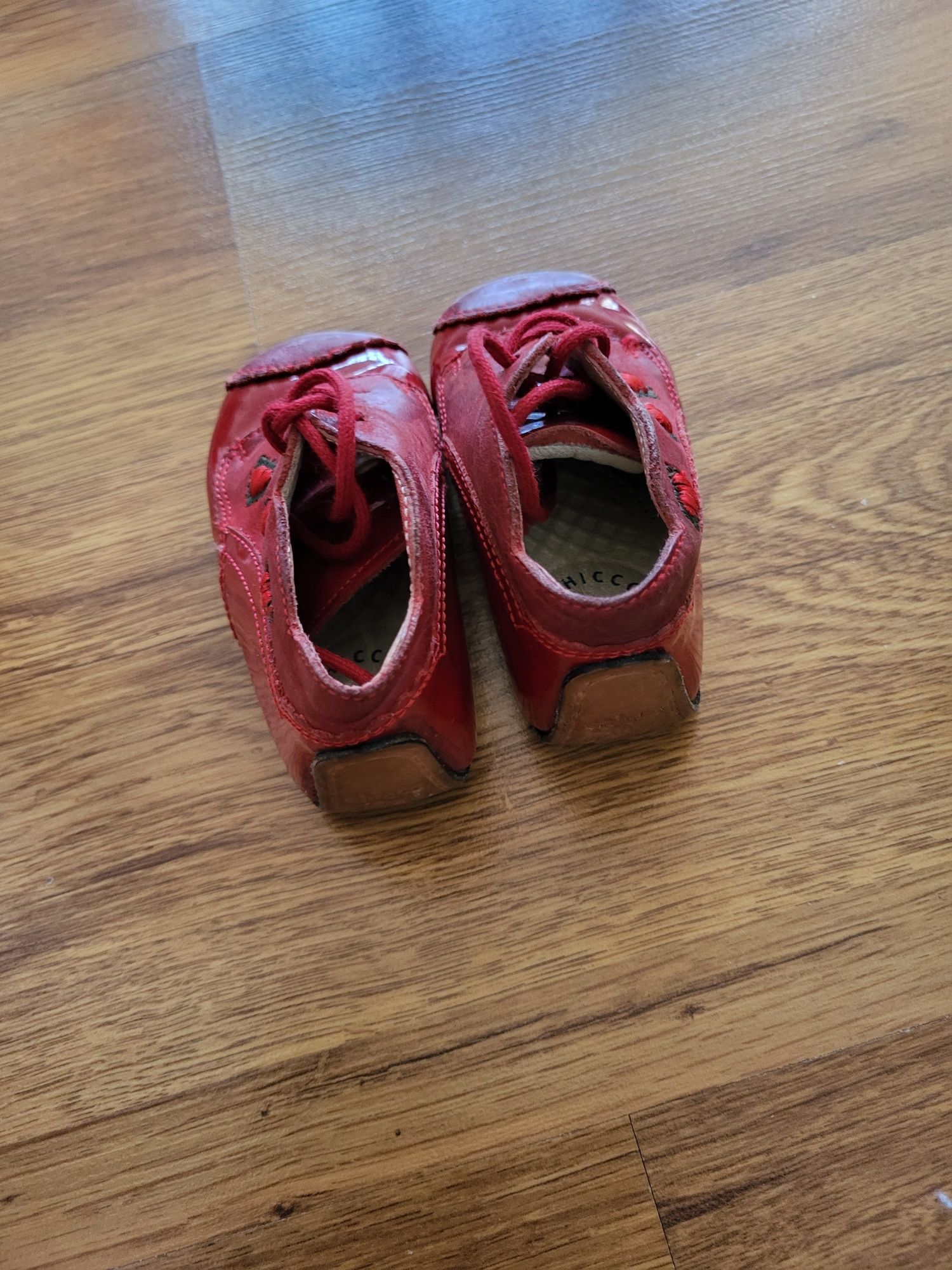 Червени обувки естествен лак