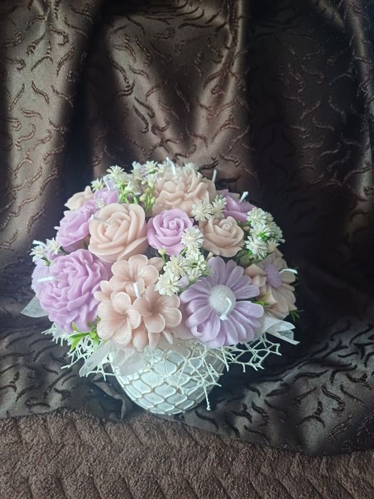 Ornament din florii din ceara.