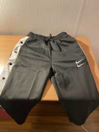 Pantaloni Nike cu capse
