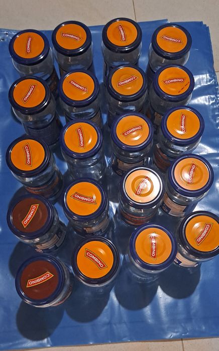 Vând  20 borcane 400 ml