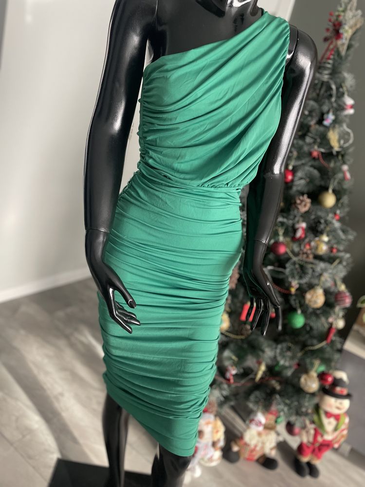 Зелена и черна набрана рокля
