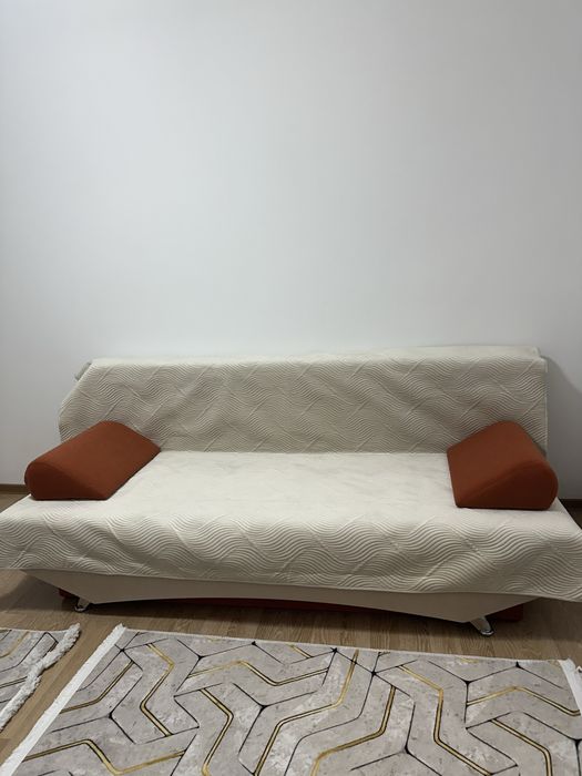 Canapea extensibila cu lada de depozitare + 4 perne