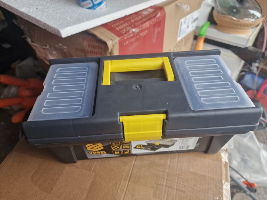 Cutie scule mecanica, spatii depozitare , raft interior.

Dimensiune: