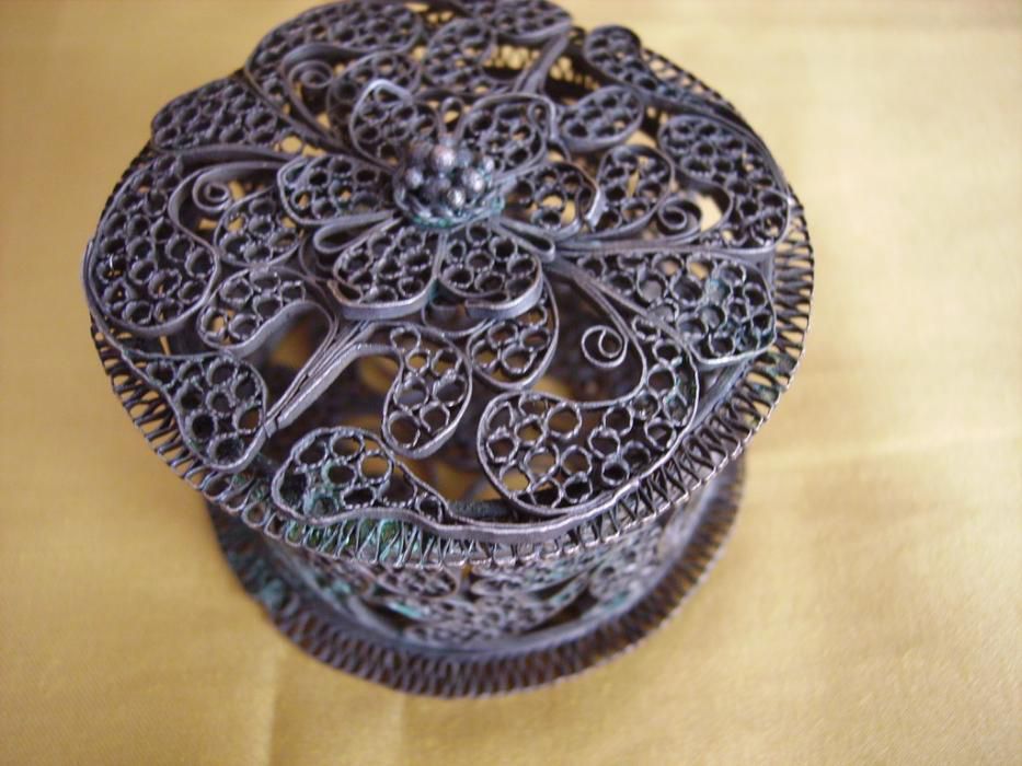 Филигранна сребърна старинна кутийка за бижута и 
 Декантер за вино