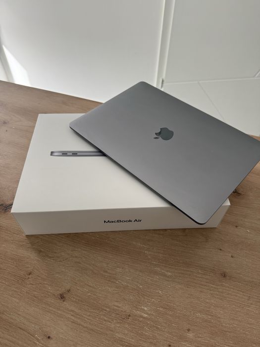 MacBook Air 13 cu procesor Apple M1, stare excelenta