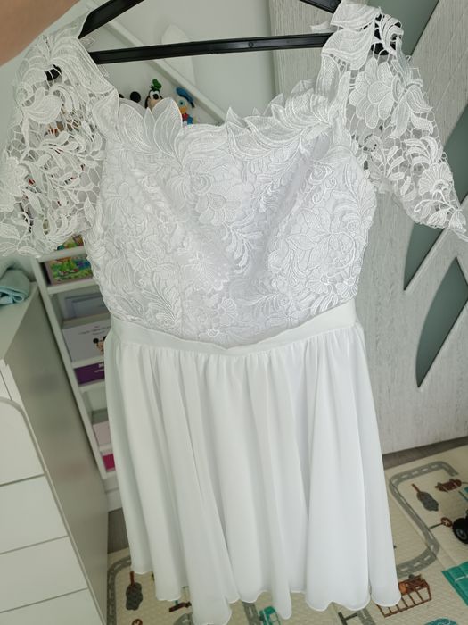 Бяла официална рокля с паднали рамене и дантела