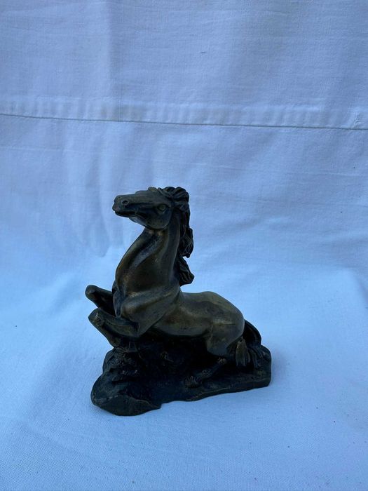 Месингова статуетка: "Изправен кон"