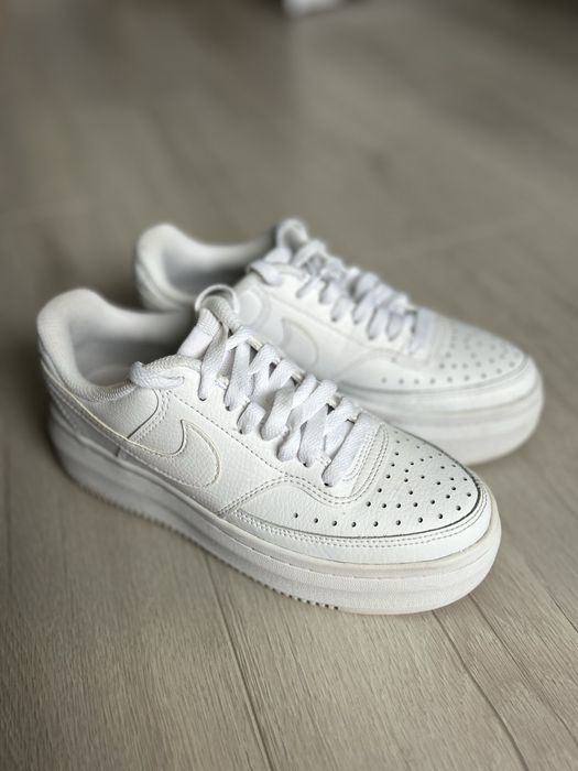 Бели маратонки Nike