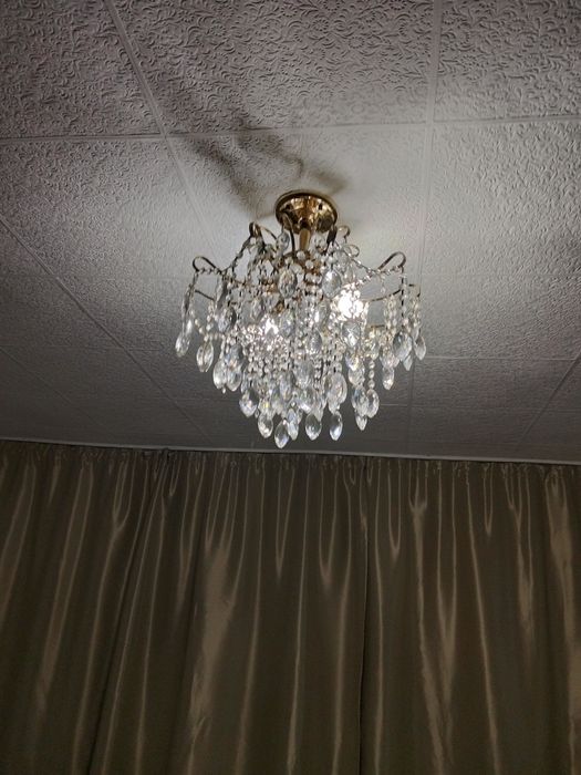 Продам люстру...