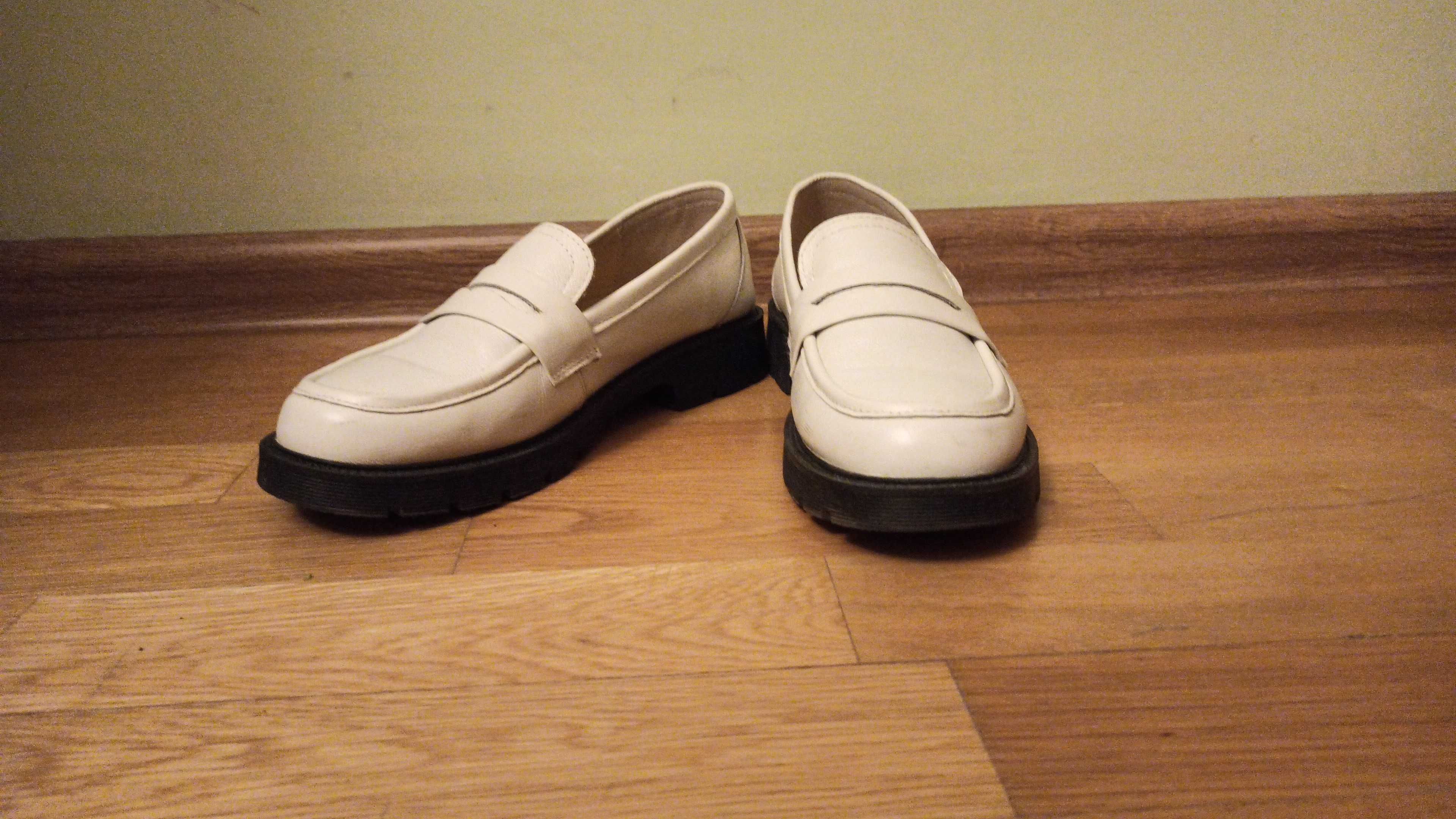 Белые кожаные лоферы ботинки