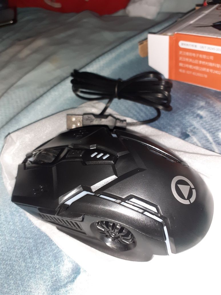 Vand 2 mouse-uri gaming cu fir