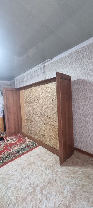 Двухспальрая кровать с матрасом