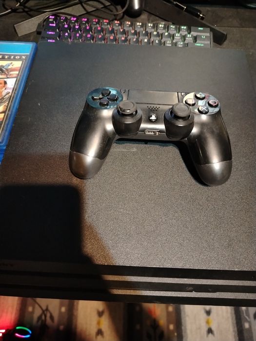 Vand ps4 pro 2tb sau Schimb