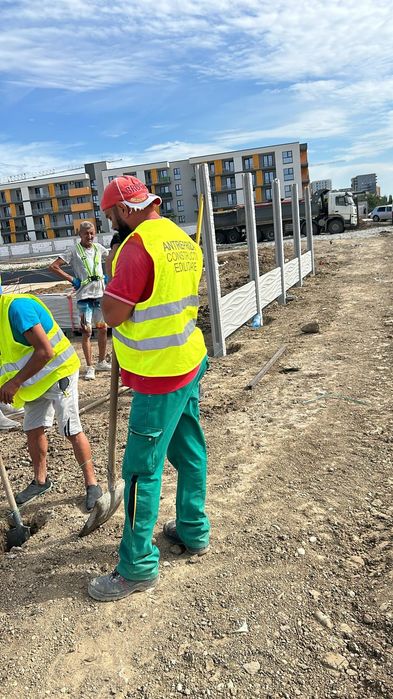 Garduri din beton comprimat de la gardultau.com stalpi placi de gard