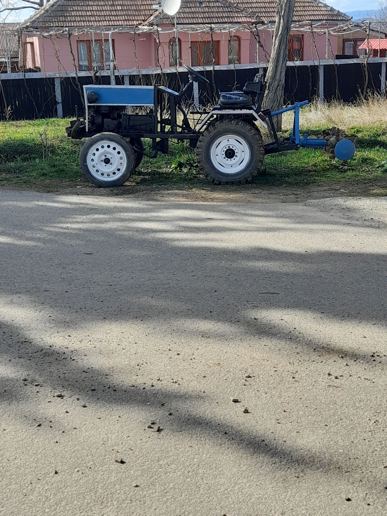 Vând tractoras cu freza și plug