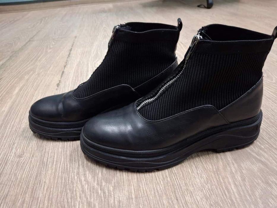 Дамски боти Зара
Размер 38 
Стелка 24,5см
Цена 35 лв