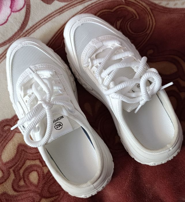 Продам летние кроссовки.