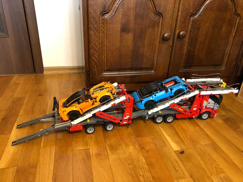 LEGO Technic Автовоз 42098 и LEGO Technic Corvette 42093