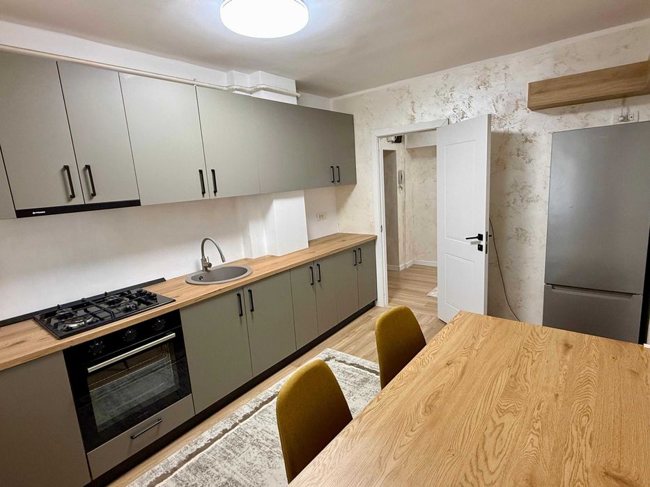 Apartament de închiriat 3 camere (Farmacia 3F) – Locație centrală