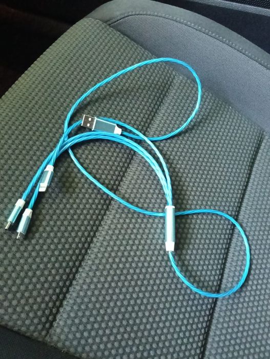 2 cabluri încărcare telefon. Ambele la 50 lei.