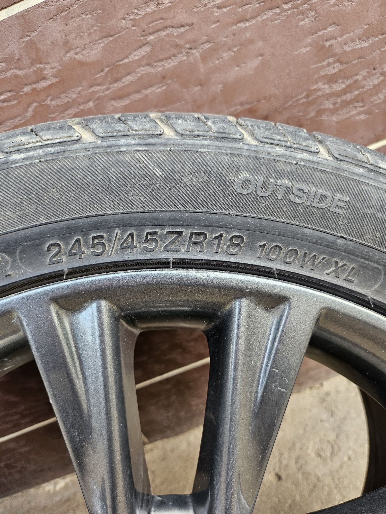 Комплект шин 245/45 R18 с дисками R18