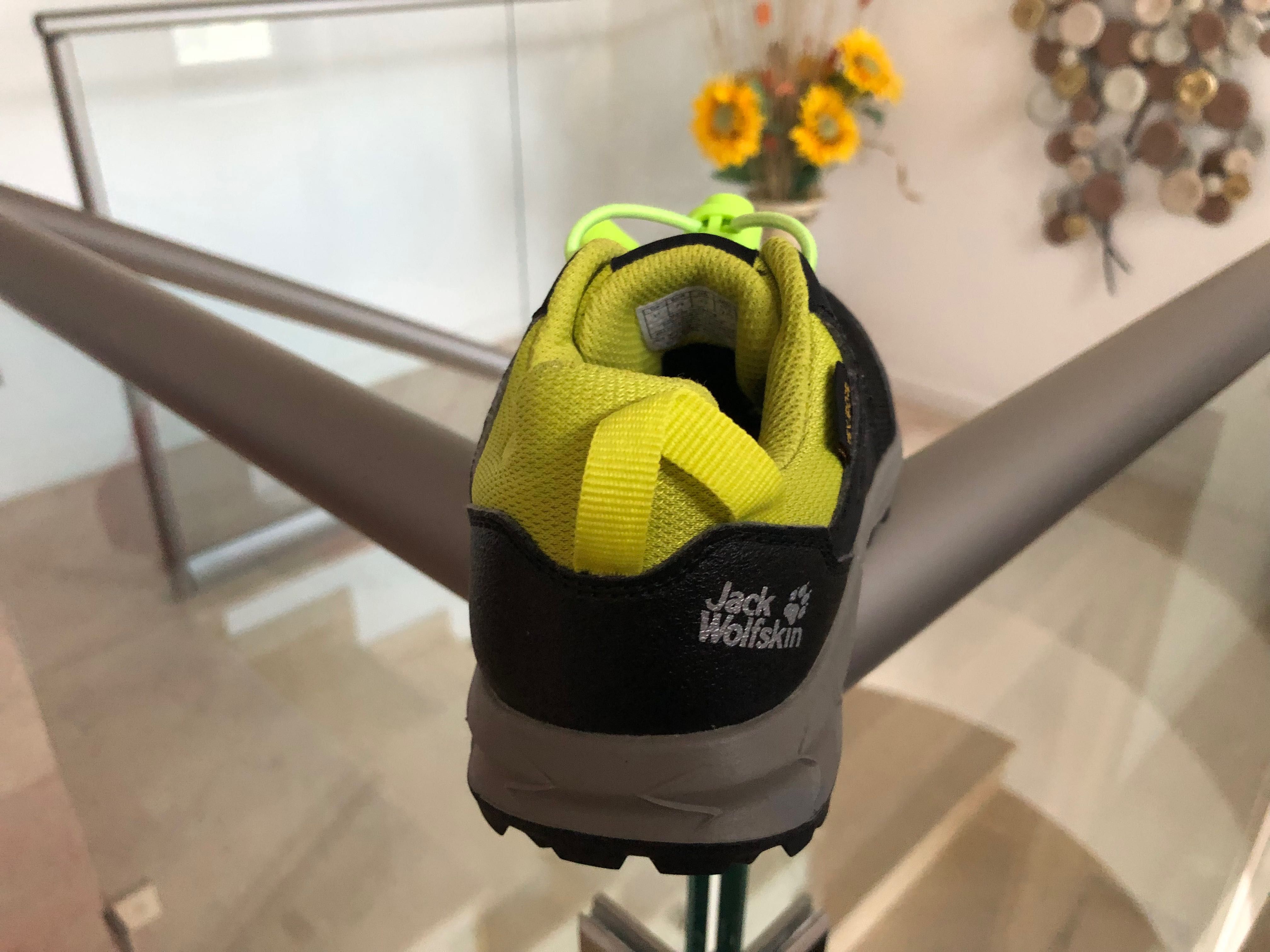 Sandale și adidasi  Jack wolfskin  copii mărime 29  și 28 ca noi