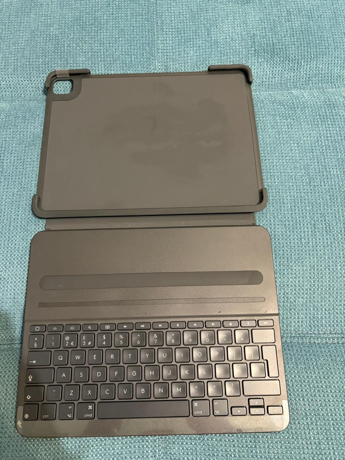 Husa cu tastatura iluminata Logitech Slim Folio Pro.