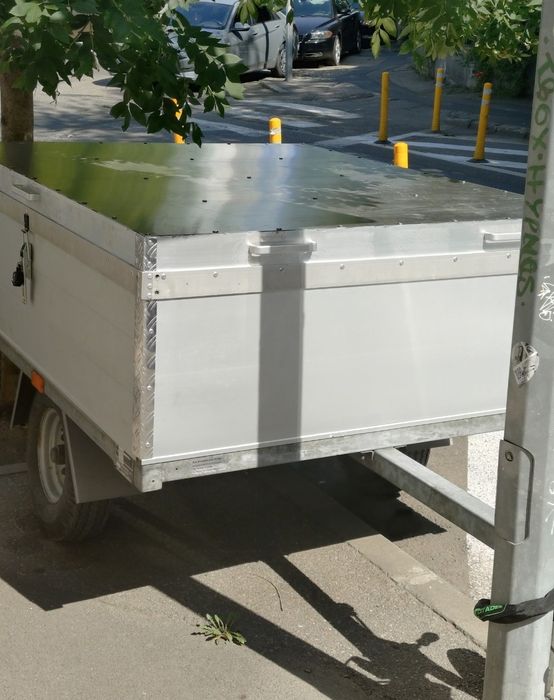 Remorca Saris Royal cu capac, 100% din aluminiu, 500 kg, lumini led.