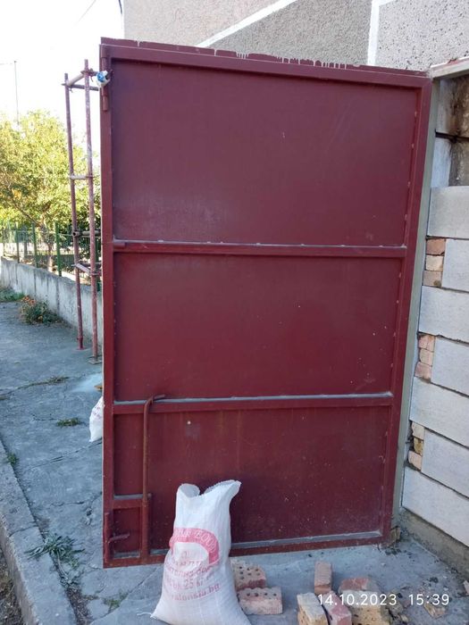 Желязна гаражна врата