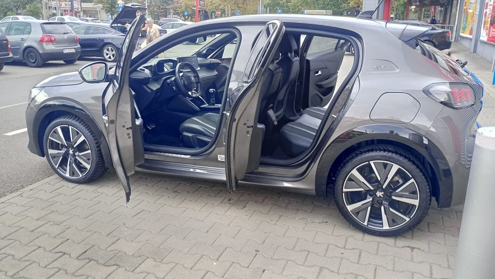 Peugeot 208 GT LINE/ 2022/ 1.5 BlueHdi/ Virtual 3D/ Navi/ Line Asisst/