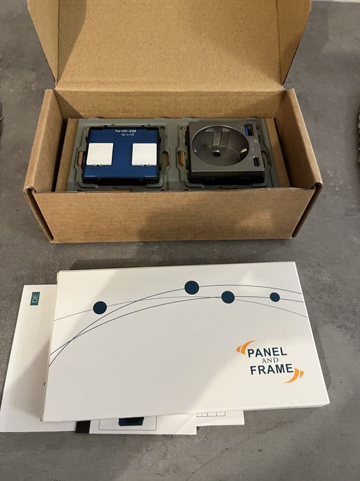 Întrerupător de lumină din sticlă cu priza si slot USB si USB C - nou