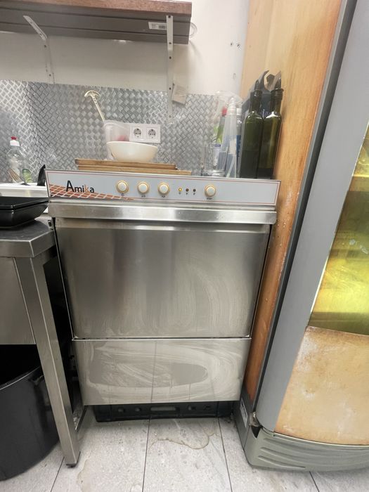 Спешно се продава цялостно оборудване за магазин, заведение,ресторант.