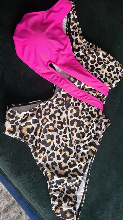 Costum de baie nou