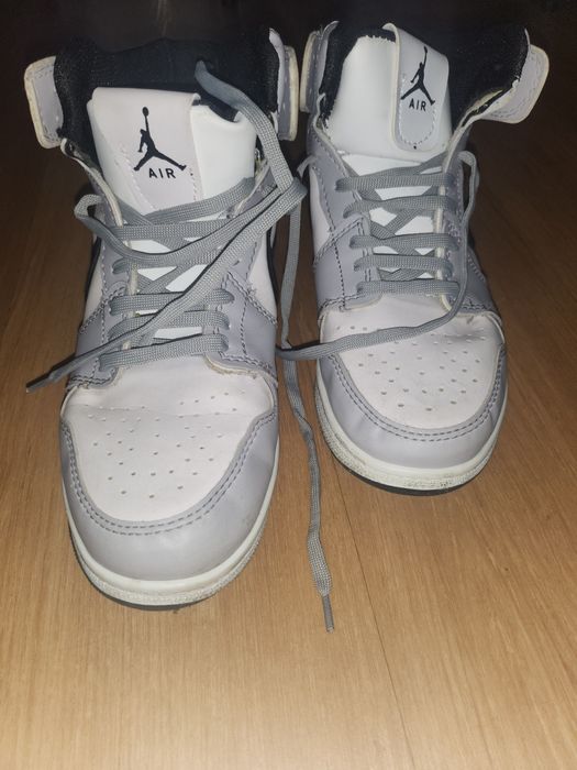 Продавам маратонки Сникърси Nike Air Jordan 1 Retro Hi