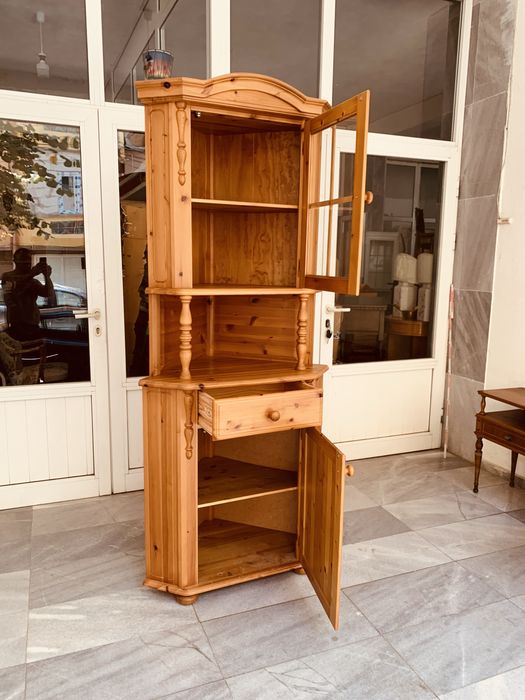 Витрина от естествено дърво-стил и уют в едно