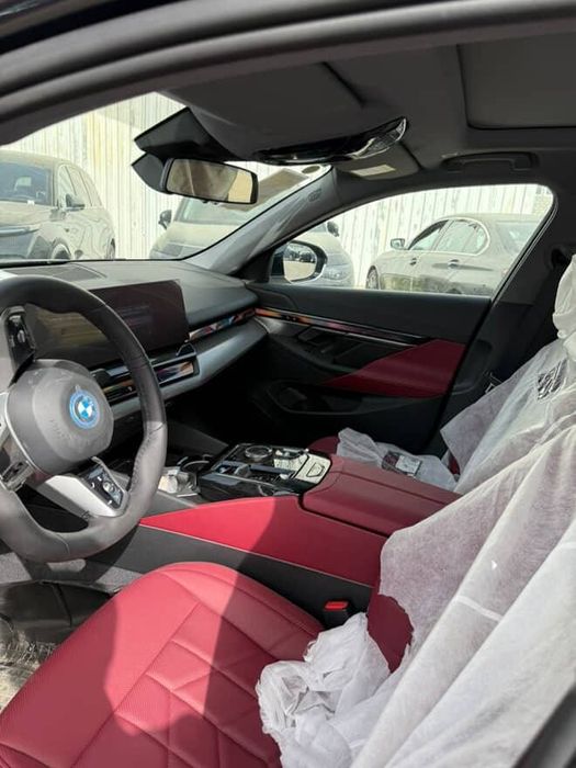 BMW i5 40L 2025.