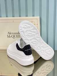 McQueen alb pietricele