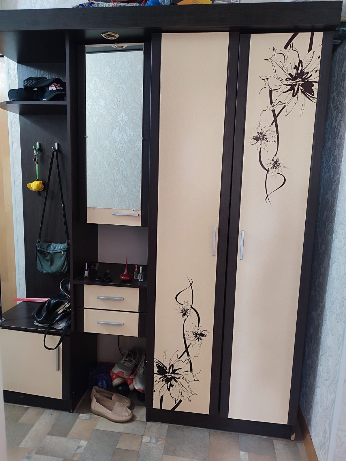 Продам прихожую с зеркалом